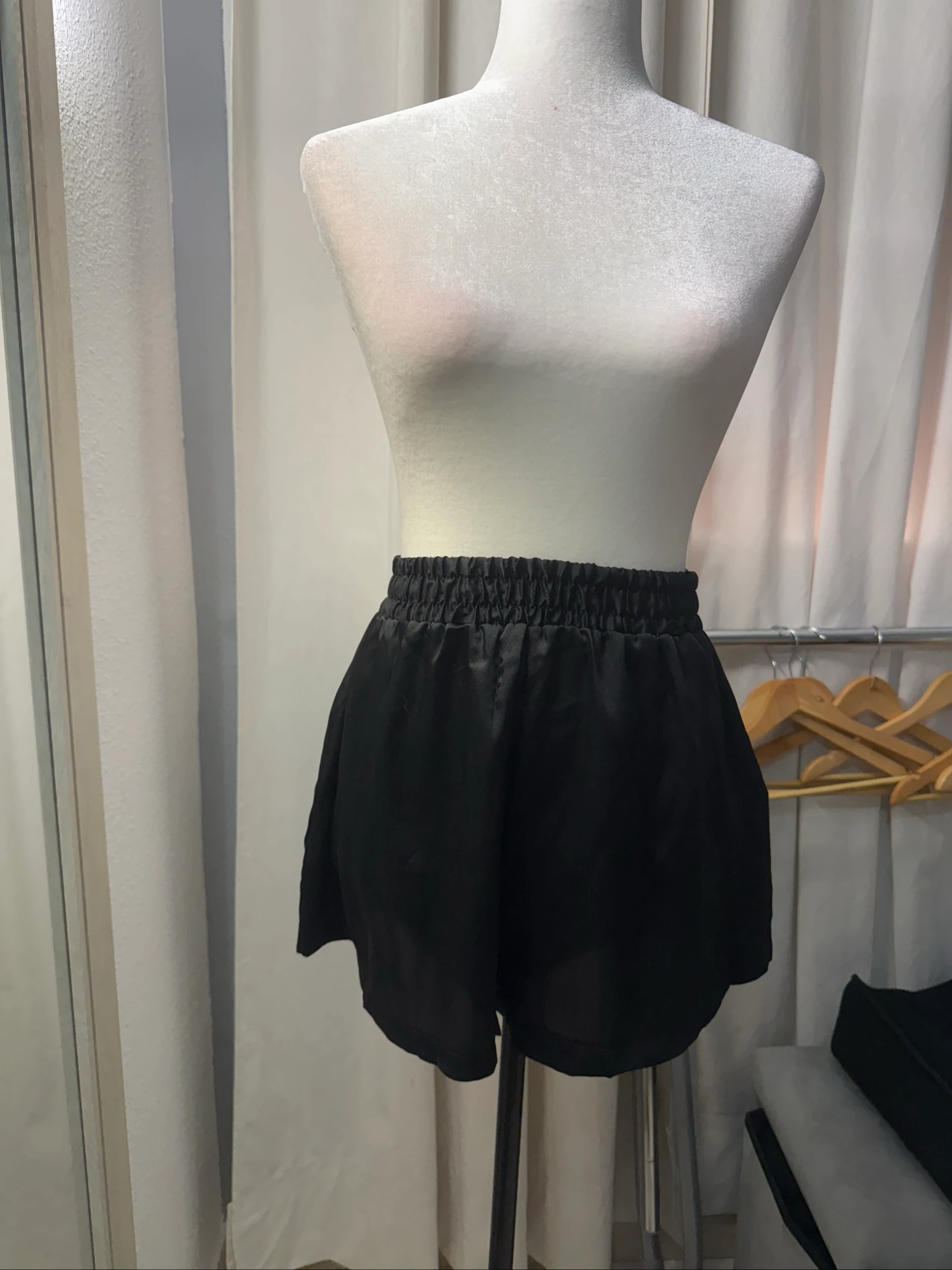 Short color negro satinado 